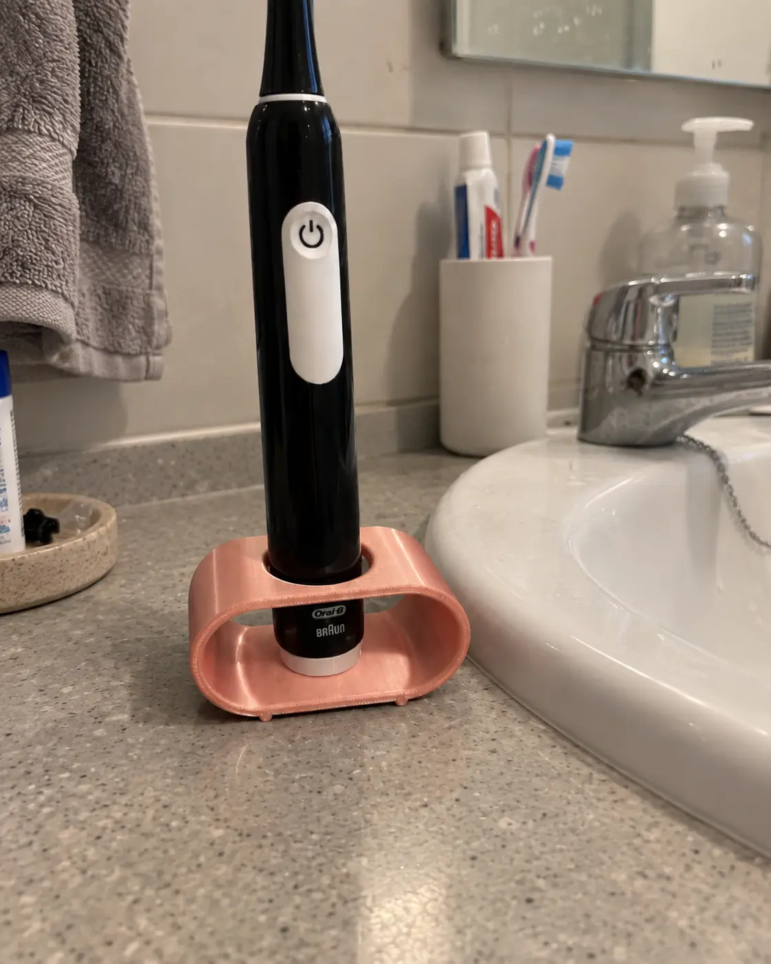 Подставка Oral-B в ванной; щётка показана для примера